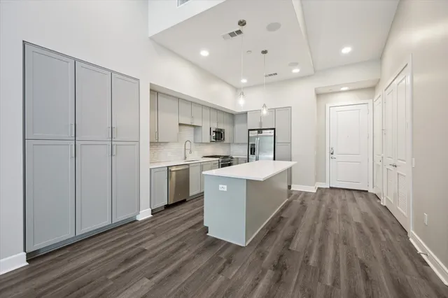 $6,447 | 9757 Katy Freeway, Unit 822, Houston, TX 77024