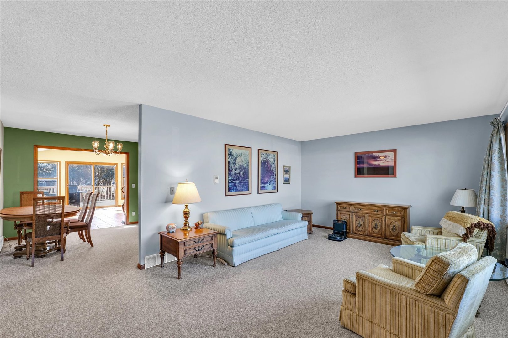 586 Hazelcrest Place Rantoul, IL 61866 - Photo 8 of 47 a living room with furniture