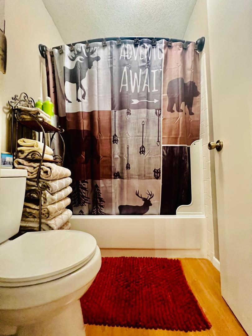 2600 South White Mountain Road Show Low, AZ 85901 - Photo 13 of 23 a bathroom with a bathtub and shower
