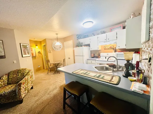 $1,750 | 2600 South White Mountain Road, Show Low, AZ 85901