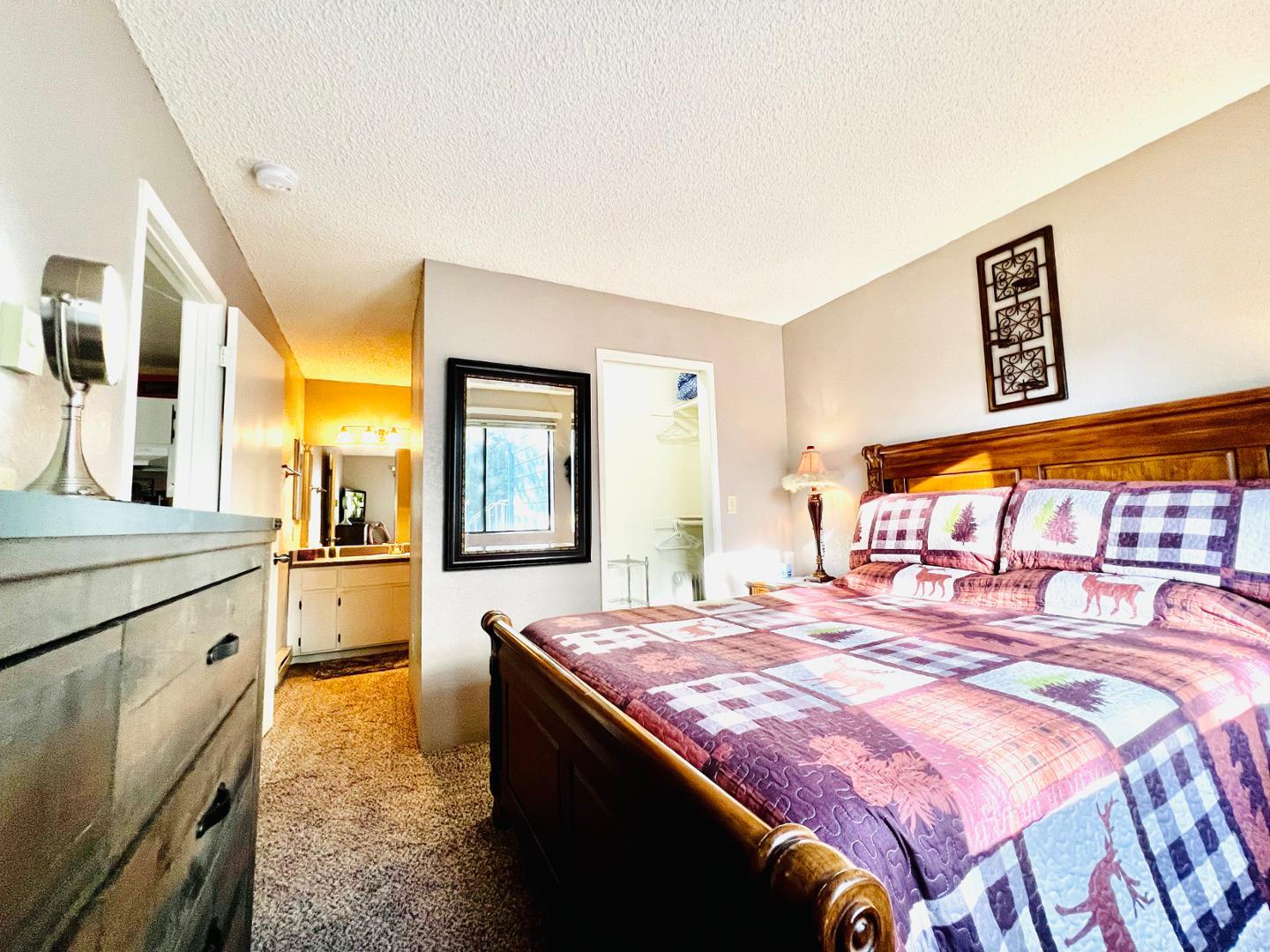 2600 South White Mountain Road Show Low, AZ 85901 - Photo 10 of 23 a bedroom with a large bed and a dresser