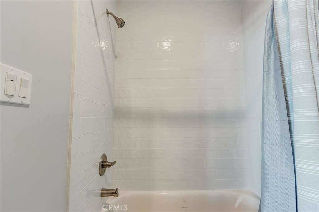 11128 Stamy Road Whittier, CA 90604 - Photo 29 of 40 a bathroom with a bathtub