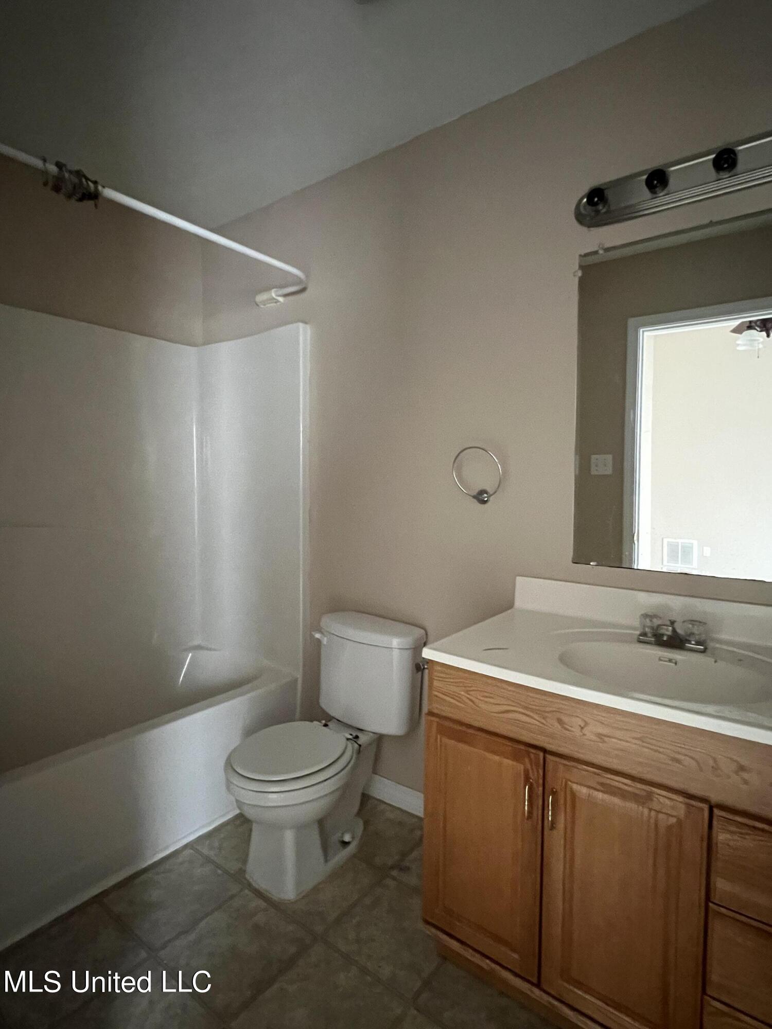 15055 Janus Road, Unit B D'Iberville, MS 39540 - Photo 8 of 9 Bathroom