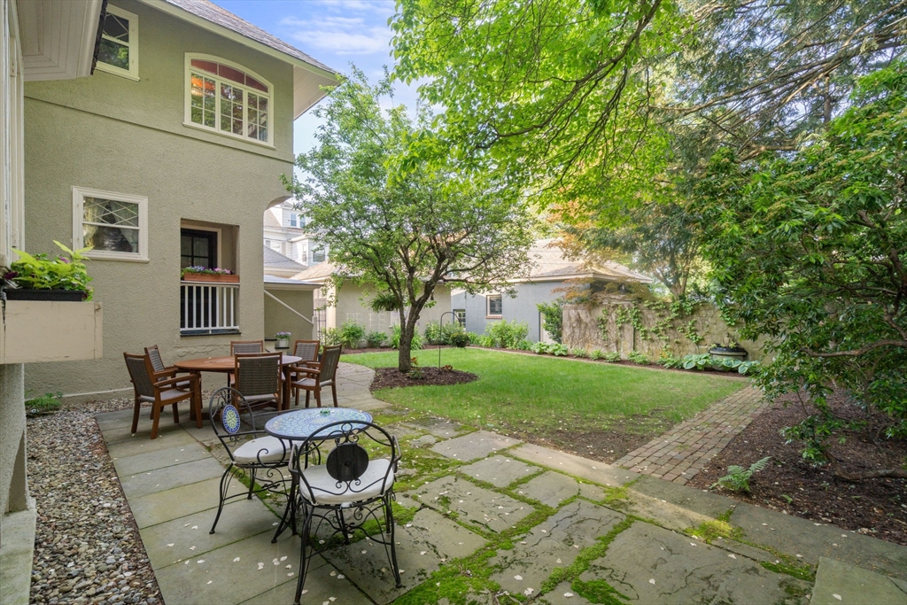 22 Whitman Road Worcester, MA 01609 - Photo 3 of 42