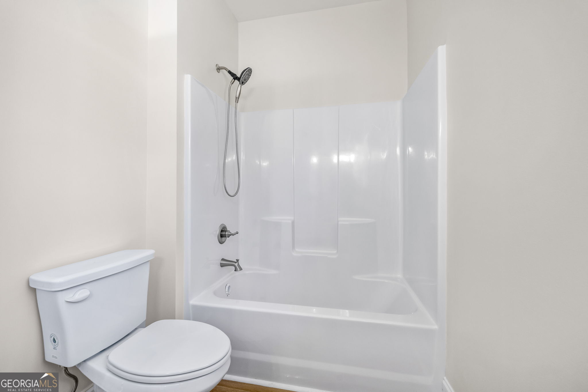409 Roper Drive Clarkesville, GA 30523 - Photo 16 of 32 a bathroom with a toilet and a bath tub