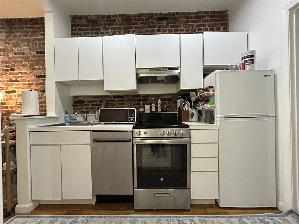 6 Cleveland Place, Unit 4 Boston, MA 02113 - Photo 4 of 7