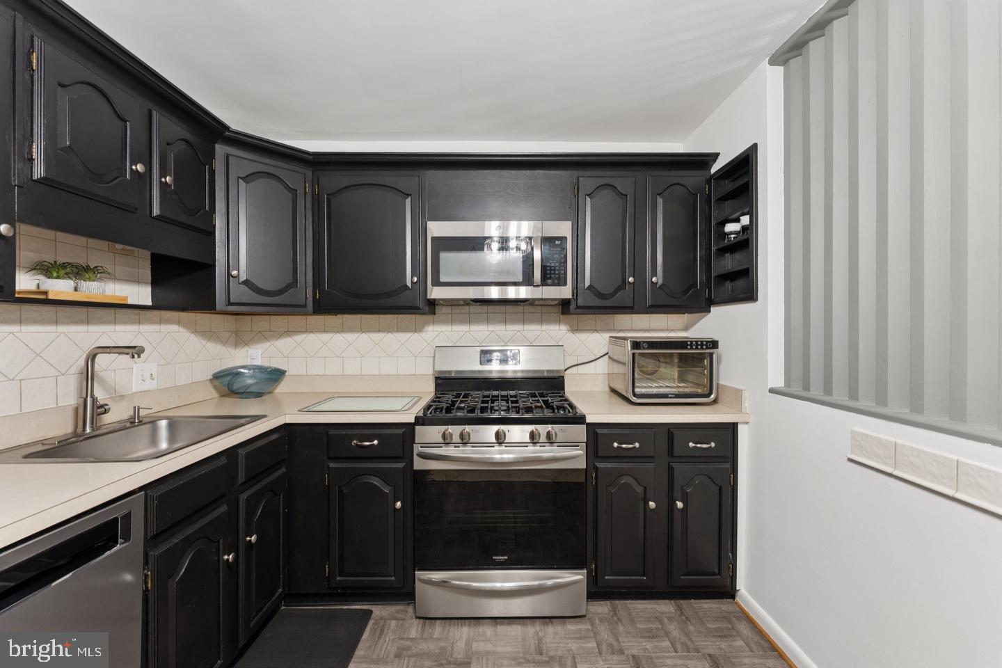 5010 7th Road South, Unit T1 Arlington, VA 22204 - Photo 8 of 22 SS Appliances