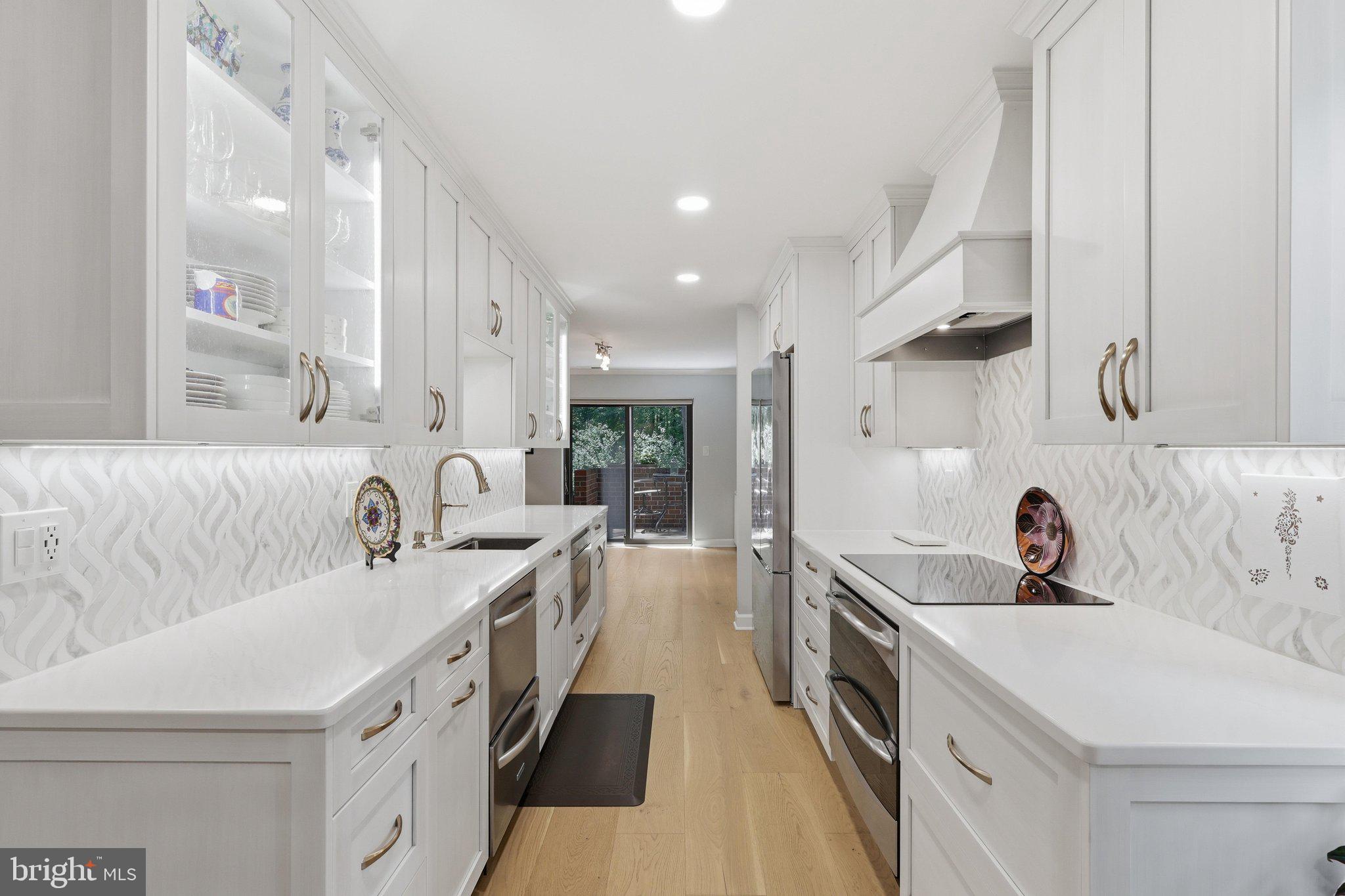 11615 Hunters Green Court Reston, VA 20191 - Photo 7 of 66 *NEW* Kitchen w/ Calcutta Gold quartz countertops