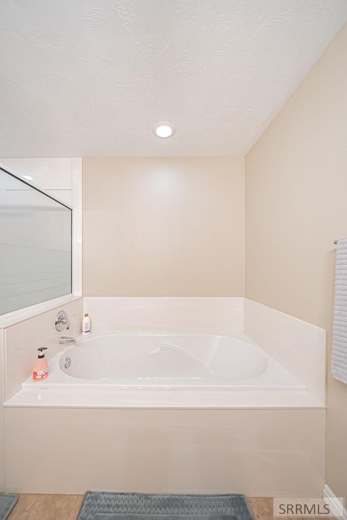 7121 South Culebra Rio Circle Idaho Falls, ID 83406 - Photo 63 of 90 Basement Bathroom with Tub and Shower