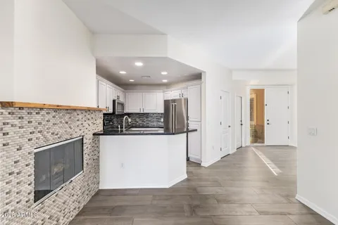 $2,300 | 7887 North 16th Street, Unit 123, Phoenix, AZ 85020