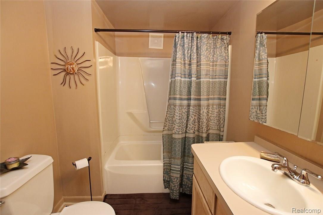 1432 North Van Road Holly, MI 48442 - Photo 9 of 53 9) Bathroom.jpg
