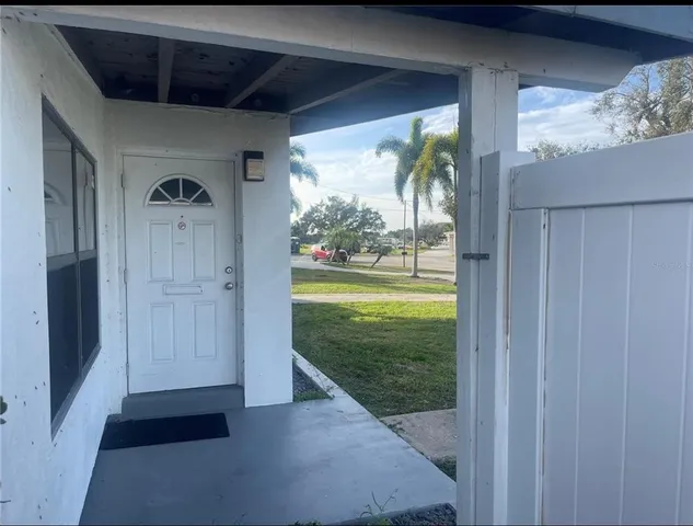a view of a back yard