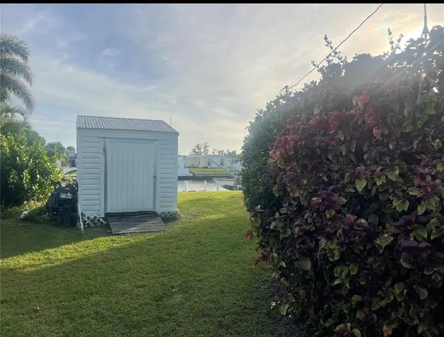 a view of a backyard