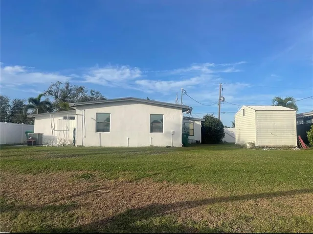 a view of a backyard