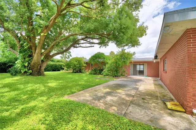 a view of a house with yard and tree s