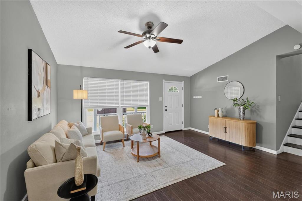 10915 Ridge Forest Drive St. Louis, MO 63123 - Photo 3 of 35