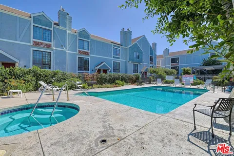 $4,500 | 18100 Burbank Boulevard, Unit 19, Tarzana, CA 91356