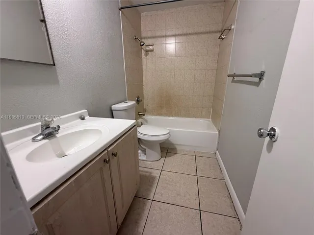 $1,825 | 5220 Northwest 18th Place, Unit 5415, Lauderhill, FL 33313