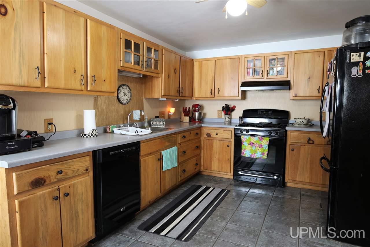 636 East Division Street Ishpeming, MI 49849 - Photo 4 of 43