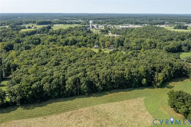 a view of a yard with a house