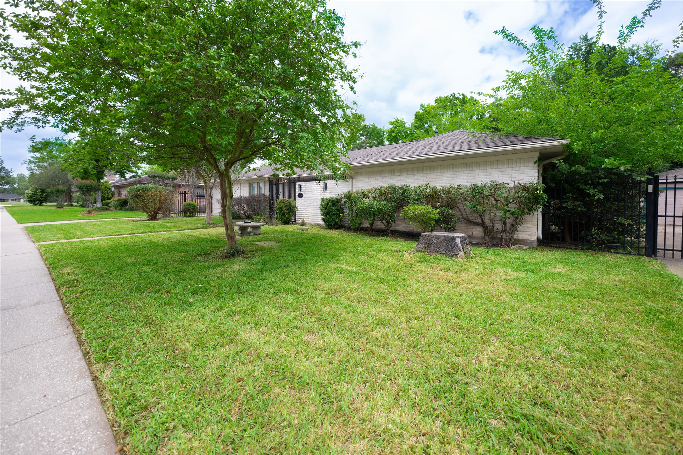 7546 Maple Tree Drive Houston, TX 77088 - Photo 3 of 50