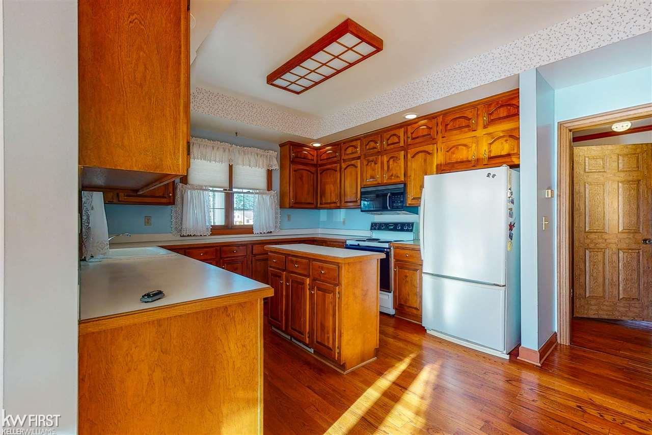 13433 Fenton Road Fenton, MI 48430 - Photo 20 of 74 50062820-19.JPG