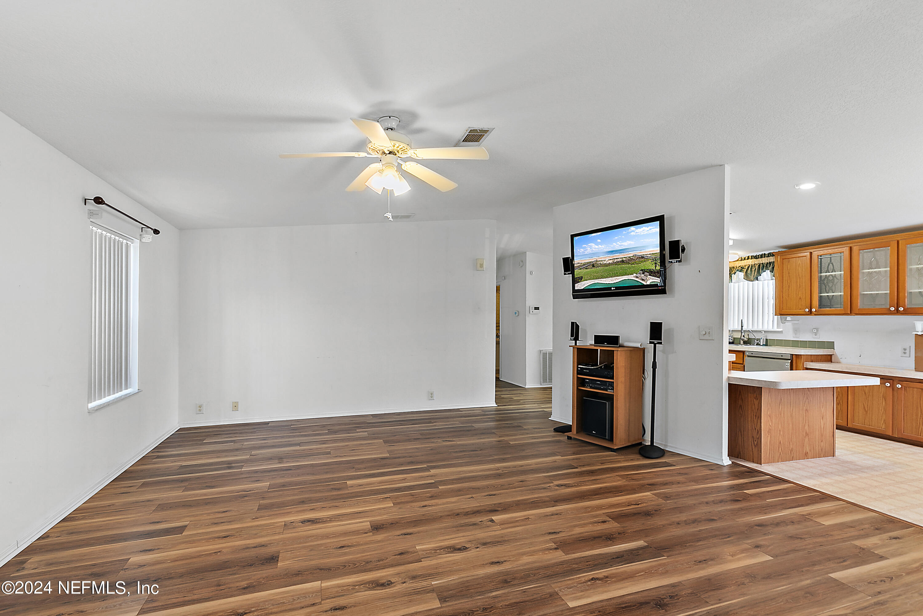 135 Riverside Avenue Satsuma, FL 32189 - Photo 7 of 19 Living Room