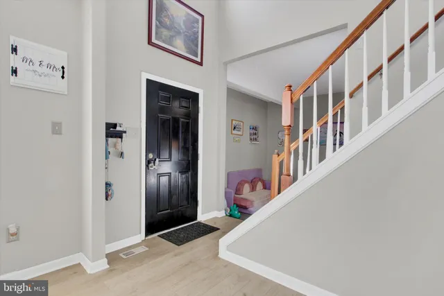 a view of entryway and workspace