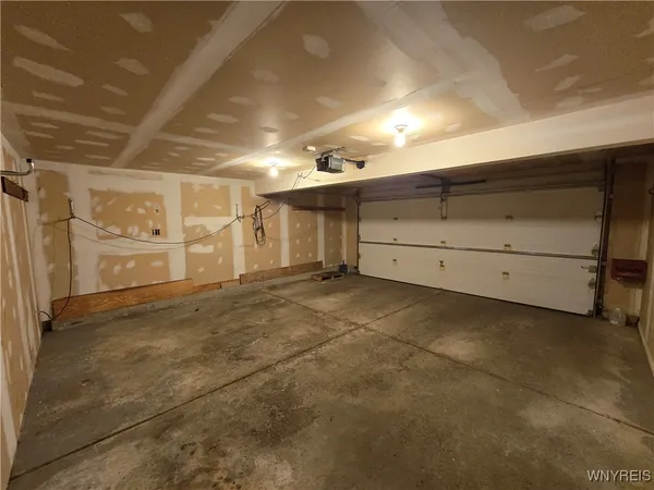 $2,750 | 161 Foxpoint West, Amherst, NY 14221