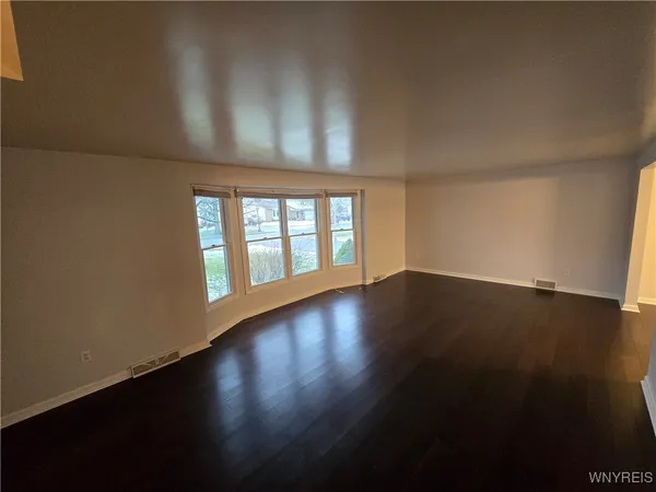 $2,750 | 161 Foxpoint West, Amherst, NY 14221