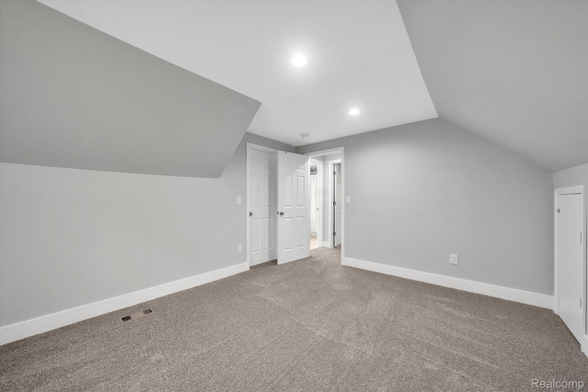 810 Pleasant Ridge Lake Orion, MI 48362 - Photo 31 of 41 Gallery Image 31