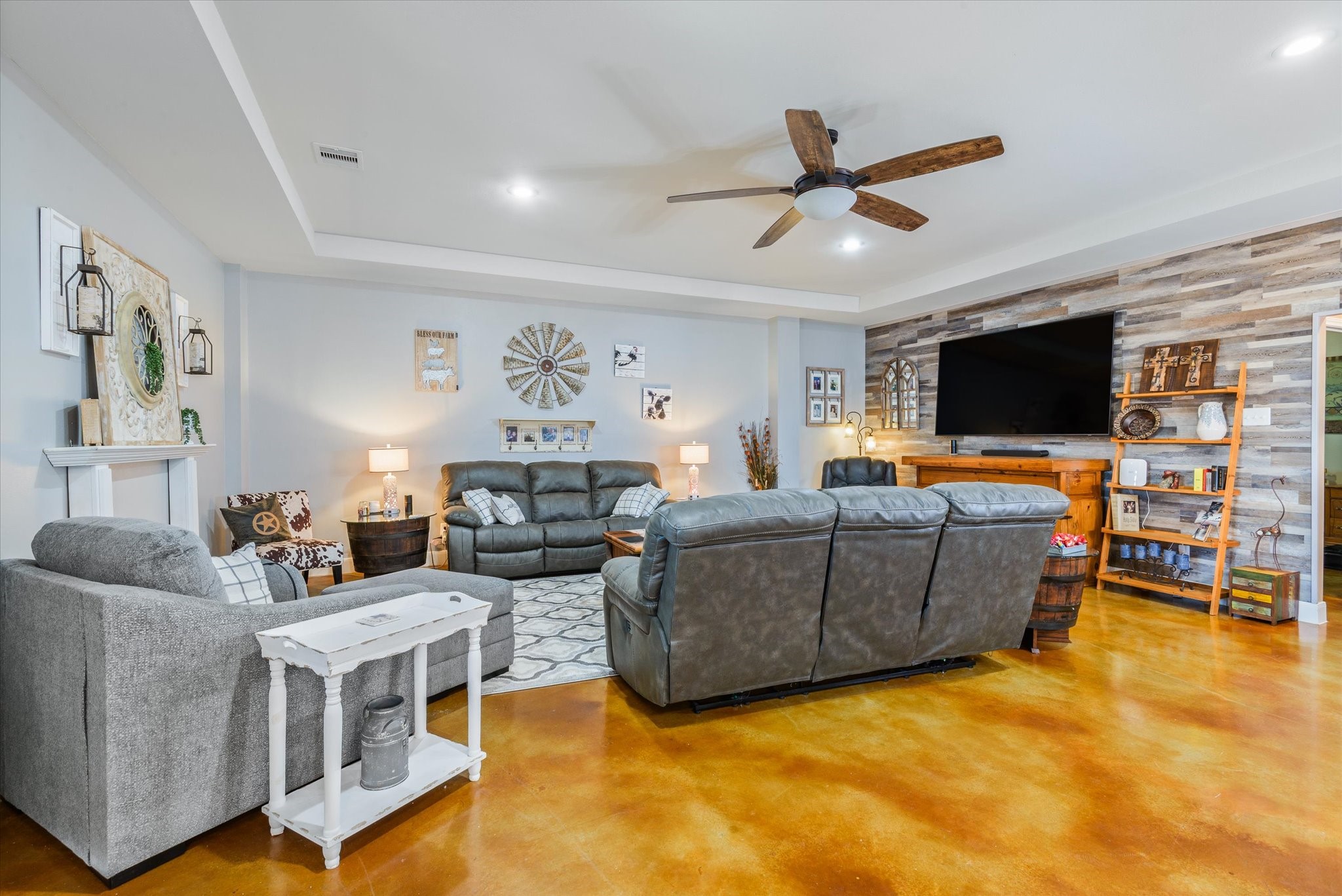 11578 28th Street Santa Fe, TX 77510 - Photo 14 of 46 a living room with furniture and a flat screen tv