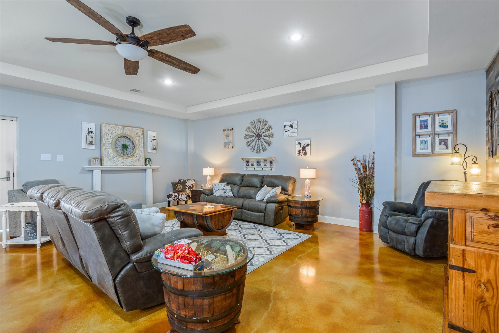 11578 28th Street Santa Fe, TX 77510 - Photo 15 of 46 a living room with furniture and a couch