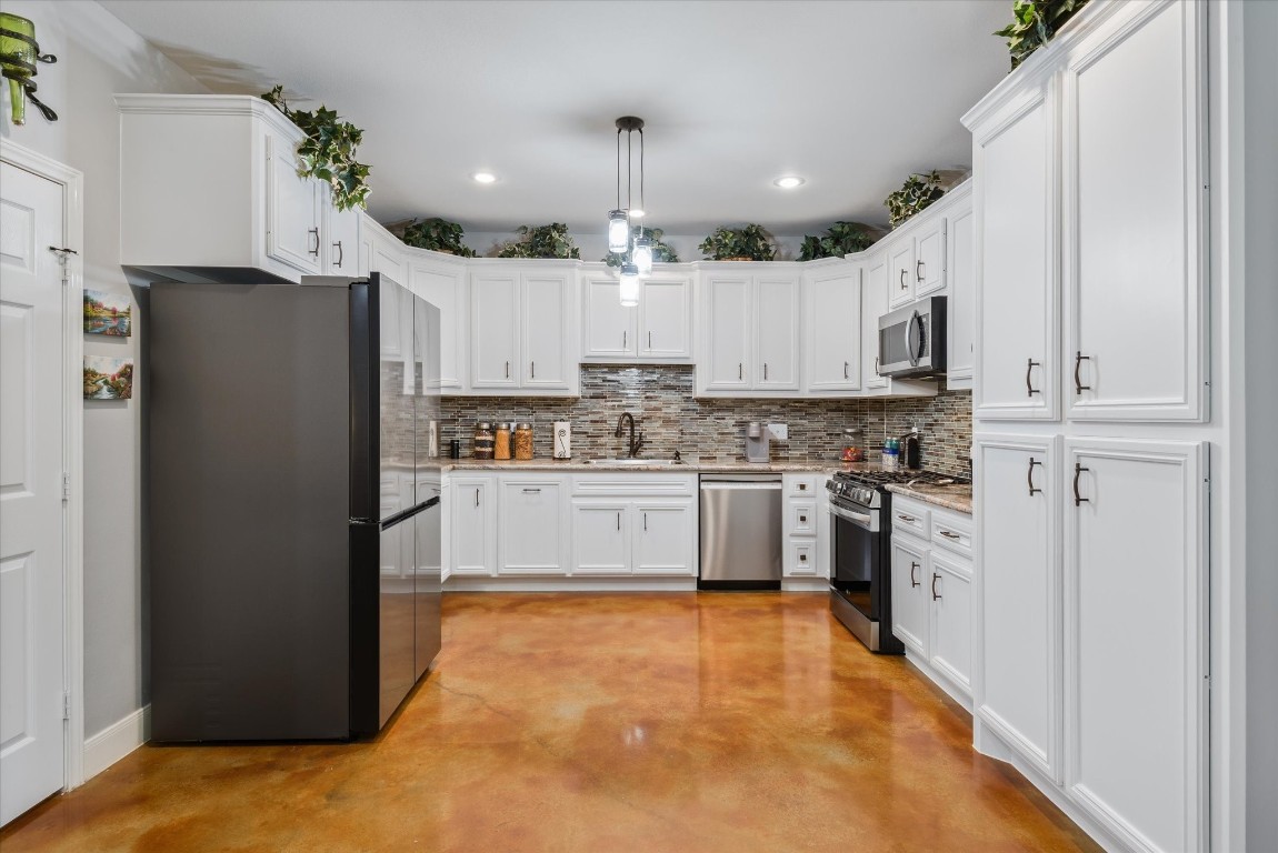 11578 28th Street Santa Fe, TX 77510 - Photo 18 of 46 a kitchen with stainless steel appliances a refrigerator sink and cabinets