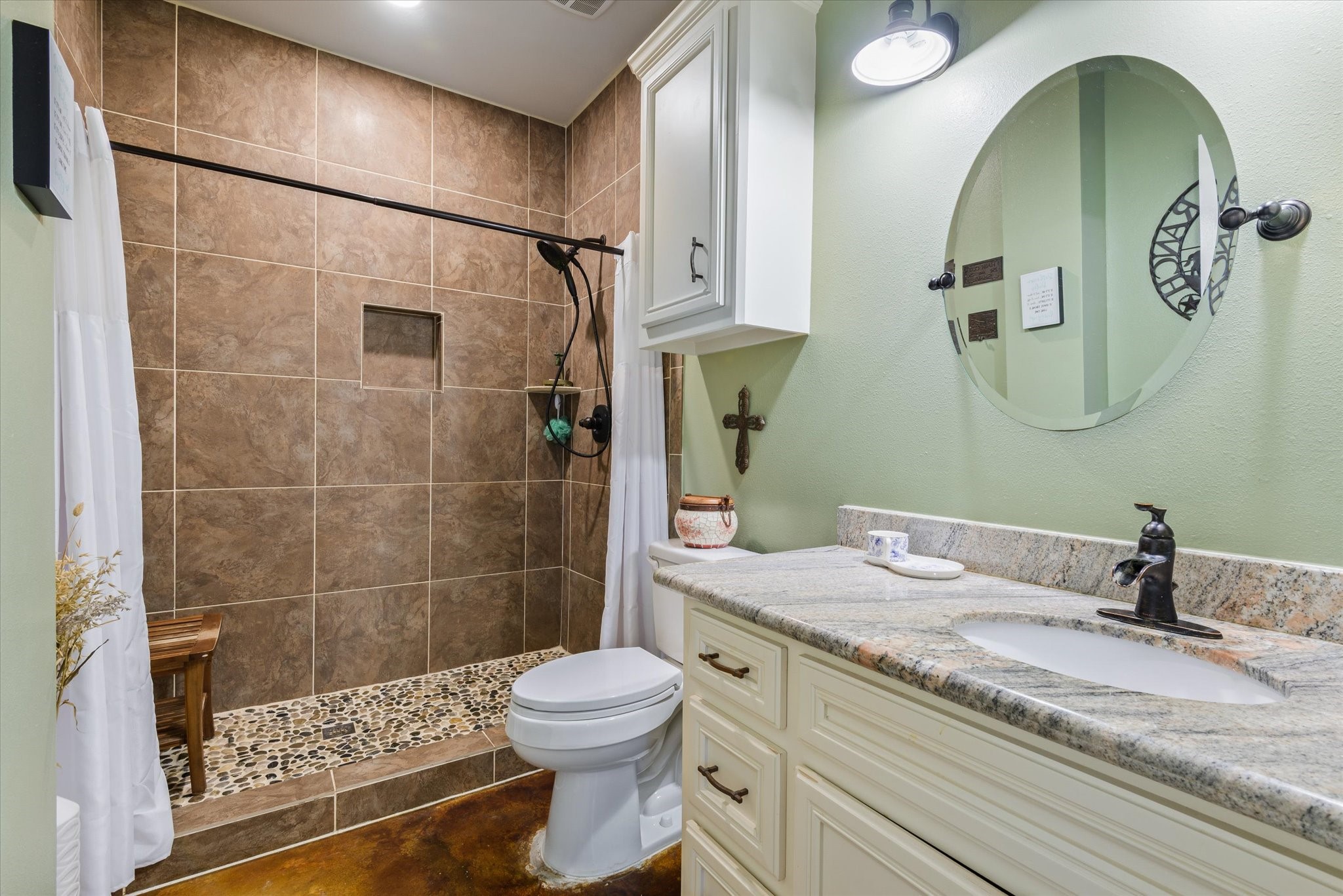11578 28th Street Santa Fe, TX 77510 - Photo 22 of 46 a bathroom with a sink and a mirror
