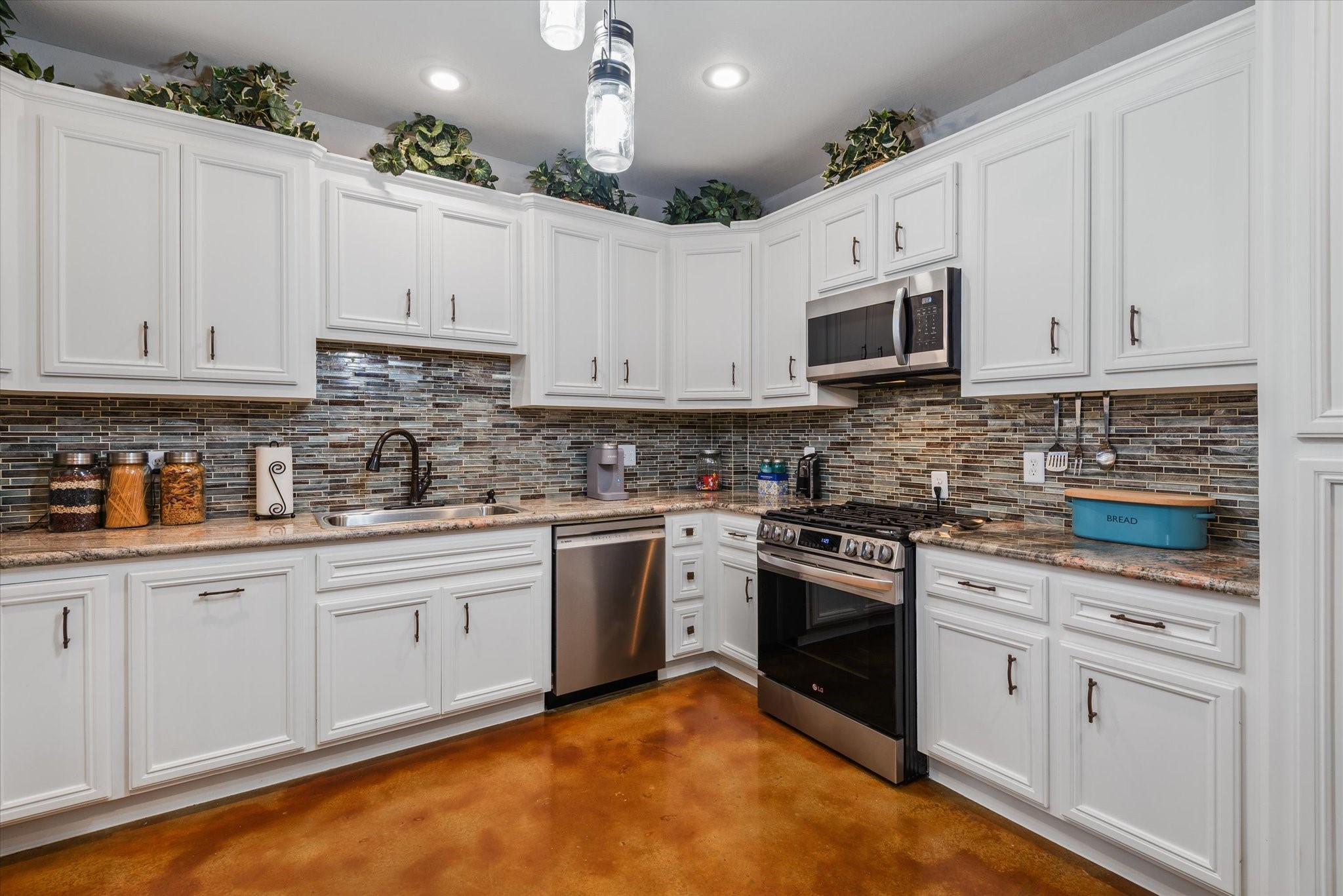 11578 28th Street Santa Fe, TX 77510 - Photo 2 of 46 a kitchen with granite countertop white cabinets and stainless steel appliances