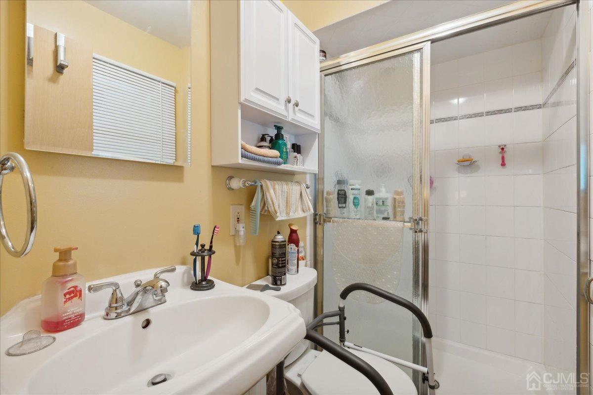 15 Weiss Drive Middlesex, NJ 08846 - Photo 20 of 33 a bathroom with a sink and a mirror