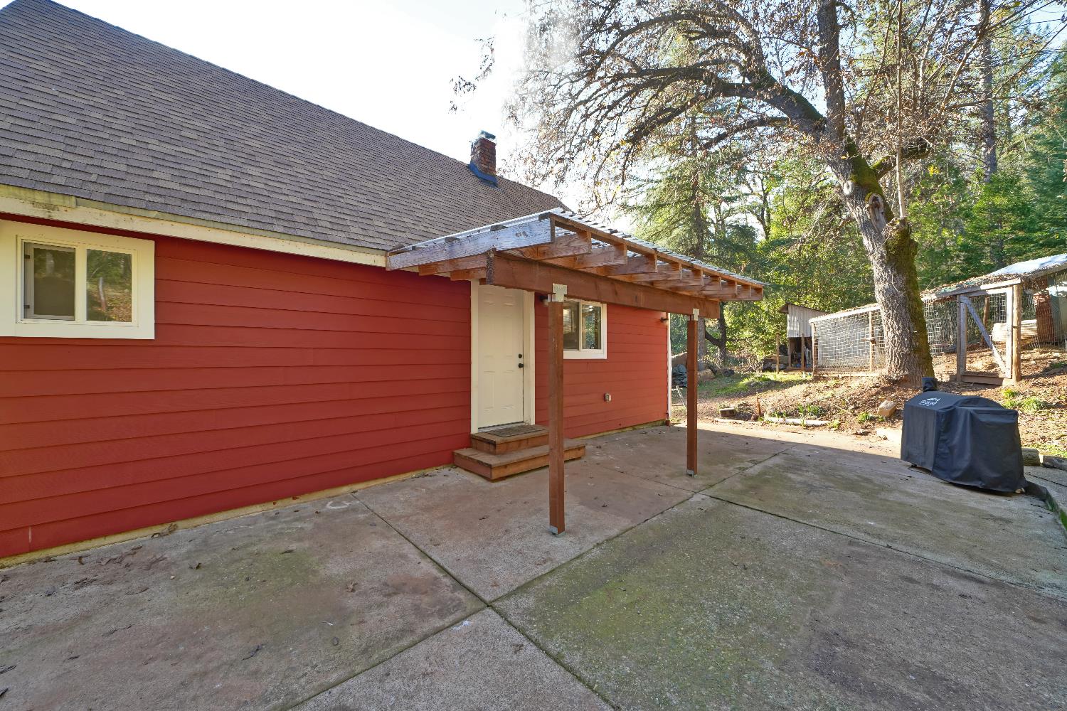 5921 Bear Creek Road Garden Valley, CA 95633 - Photo 44 of 55 a backyard of a house with table and chairs