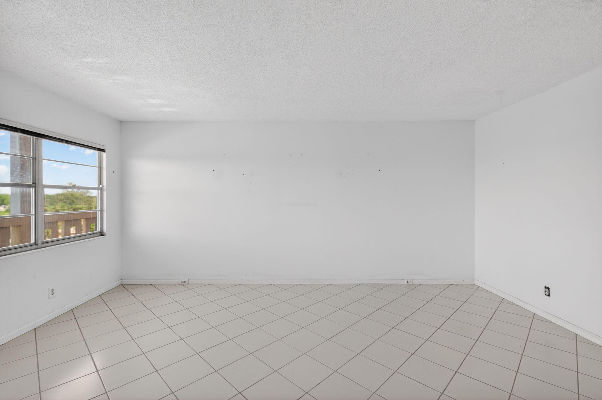 4059 Guildford East Boca Raton, FL 33434 - Photo 10 of 101 26-web-or-mls-DSC_8005