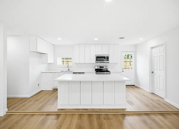 $2,500 | 7954 Glenvista Street, Houston, TX 77061