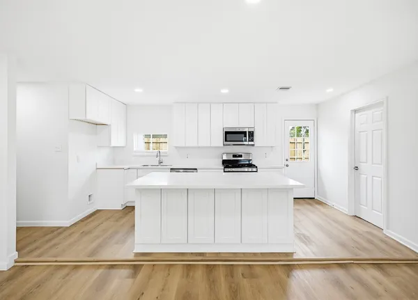 $2,500 | 7954 Glenvista Street, Houston, TX 77061