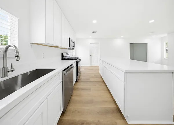 $2,500 | 7954 Glenvista Street, Houston, TX 77061