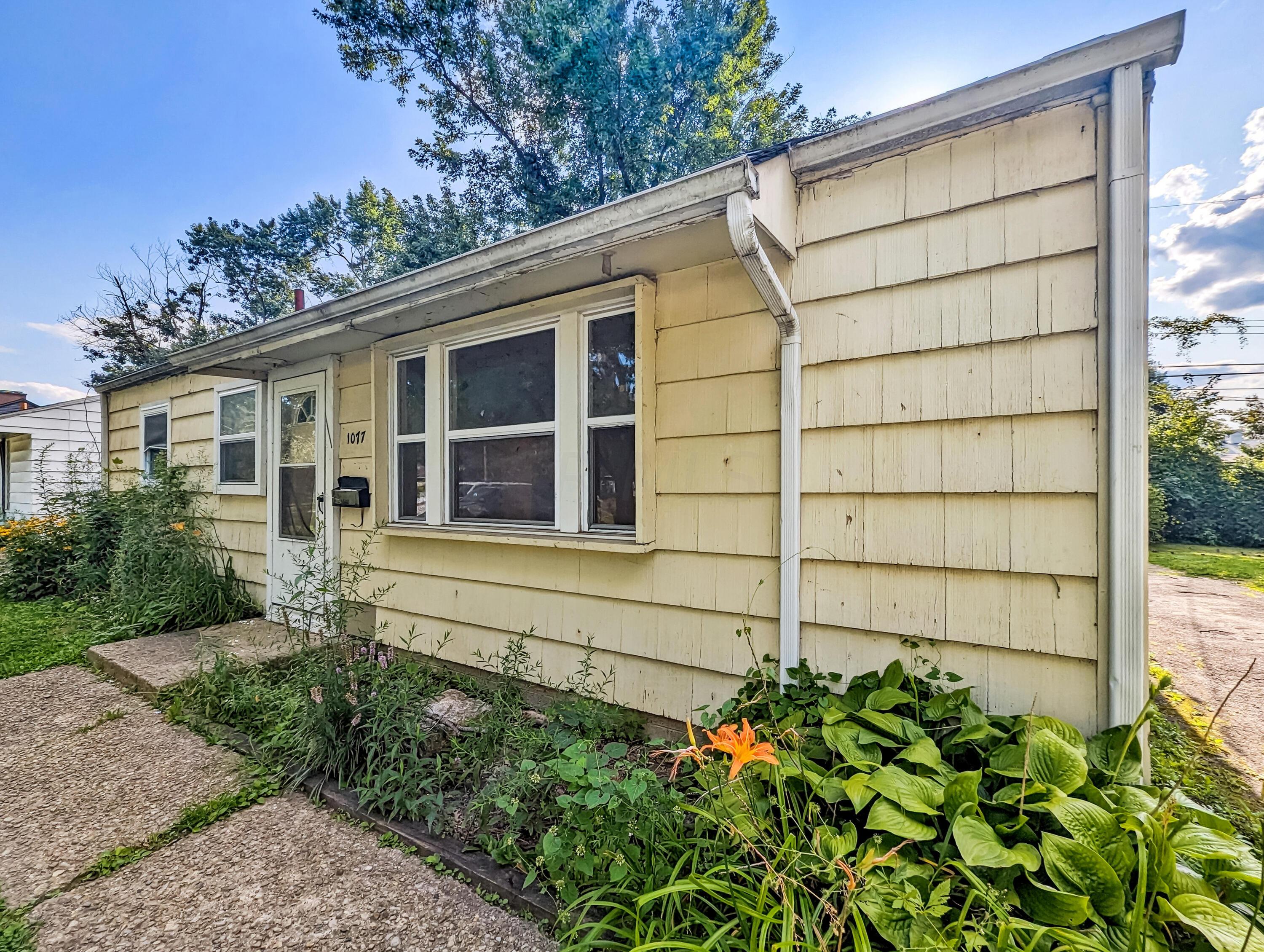 1077 South Hampton Road Columbus, OH 43227 - Photo 4 of 28 PXL_20230731_215438572