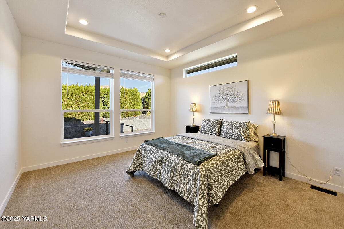 200 Bridle Way, Unit 129 Yakima, WA 98901 - Photo 16 of 20 a spacious bedroom with a bed and a large window