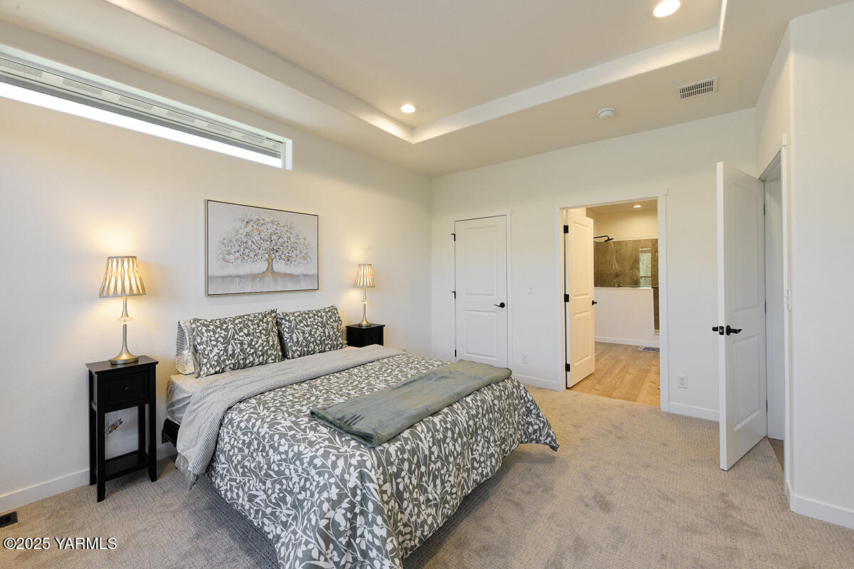 200 Bridle Way, Unit 129 Yakima, WA 98901 - Photo 17 of 20 a bedroom with a bed and a lamp