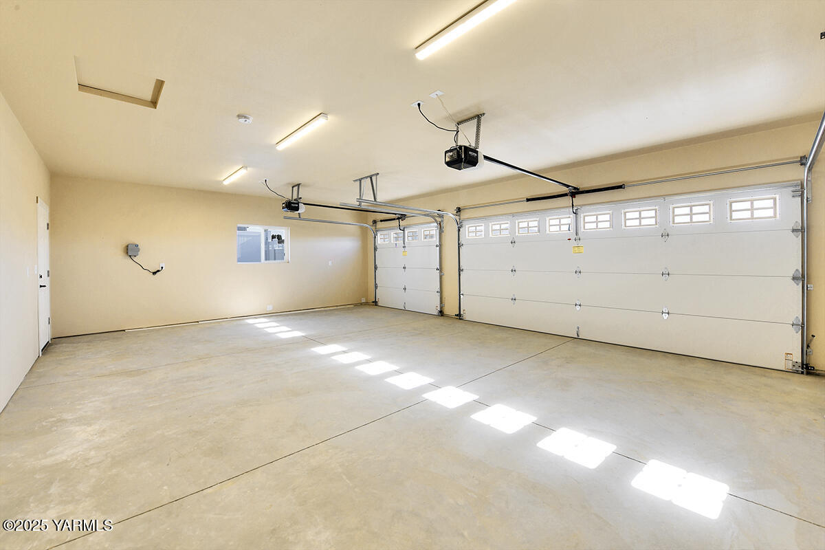 200 Bridle Way, Unit 129 Yakima, WA 98901 - Photo 20 of 20 a view of a garage