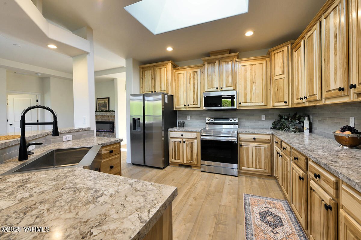 200 Bridle Way, Unit 129 Yakima, WA 98901 - Photo 10 of 20 a kitchen with stainless steel appliances granite countertop a stove top oven a sink and dishwasher
