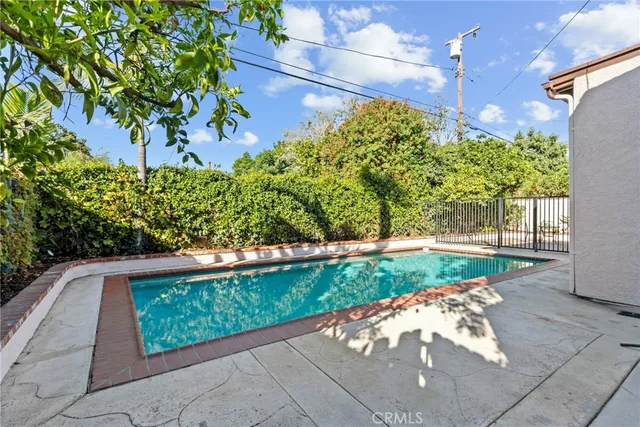 a view of a pathway with a yard