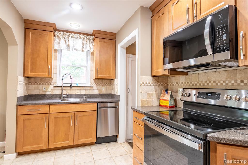 2119 Columbia Road Berkley, MI 48072 - Photo 12 of 39