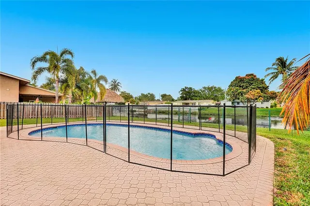 a view of a backyard